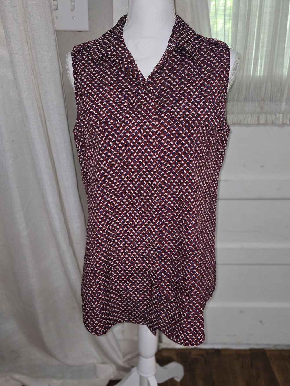 Sleeveless Printed V-Neck Blouse in Burgundy